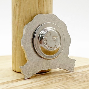 Insignes scolaires en émail souple en métal avec logo personnalisé en gros Émail en vrac Étudiants en <span class=keywords><strong>médecine</strong></span> Épingle uniforme Broche de poitrine Insigne magnétique - Product Image 2