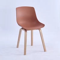 Maison nordique pieds en métal durables OEM couleurs siège en plastique chaise de salle à manger pour invité lait thé magasin magasin réception
