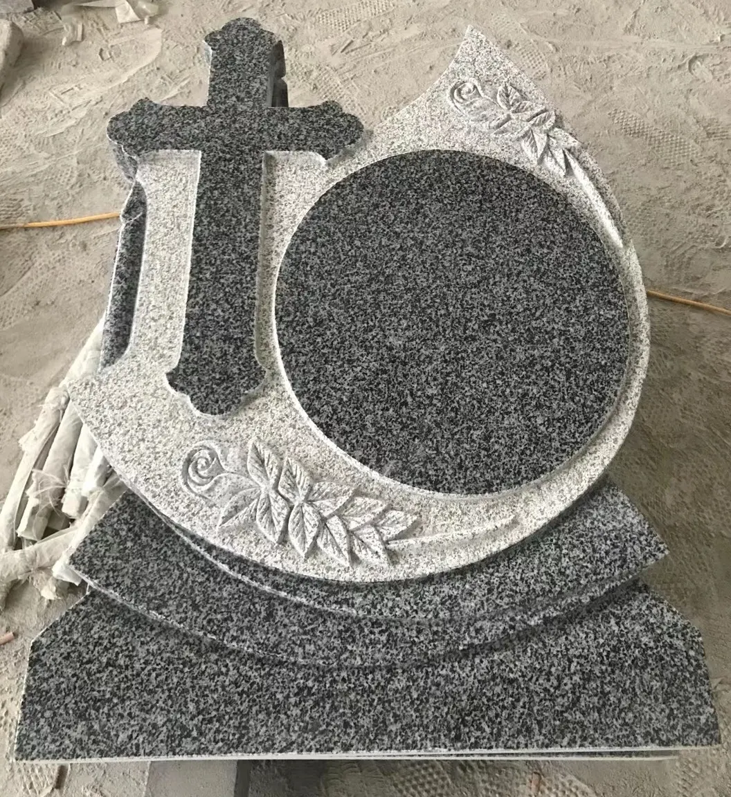 Design professionale in granito nero pietra tombale monumento polonia stile verticale lapidi con fiori per uso cimitero all'aperto