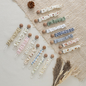 Chaîne de sucette artisanale en mousseline de coton à motifs floraux, avec attache en bois de hêtre et élastique à volants, pour nouveau-né - Product Image 2