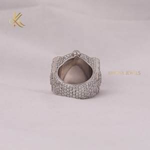 Anillo de diamantes de Hip Hop para hombre de moda con diseño de declaración audaz de brillo helado perfecto para los amantes de la moda urbana y el estilo callejero - Product Image 3
