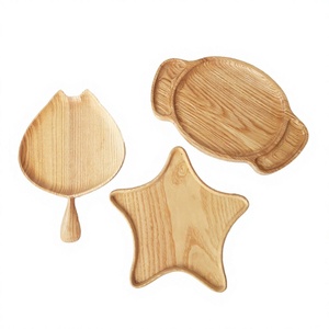Juego de 3 bandejas de servir de madera natural con formas de estrella, corazón y óvalo, con asas, hechas en Vietnam - Product Image 1