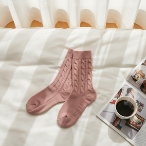 Chaussettes de lit en tricot pour femmes-Conception de pull à câble épais avec jambières texturées, chaussettes de maison antidérapantes confortables - Product Image 6