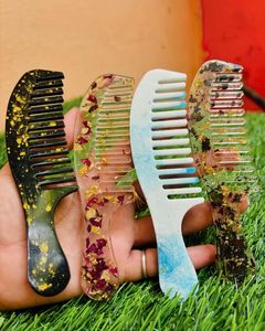 Peigne en corne artisanal unique, motif calebasse, outil de salon, déclaration de mode, symbole de longévité et de santé, cadeau pour les parents - Product Image 1