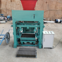 Machine à fabriquer des blocs de ciment pour les entreprises de taille moyenne, accompagnée d'un chariot compact et de briques non combustibles de type 4-40