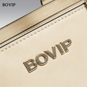 T-23 クリームとグレーの織り込みトートバッグ、ゴールドチェーンアクセント付きマルチウェイハンドバッグ、取り外し可能なクロスボディストラップで普段使いに最適 - Product Image 4