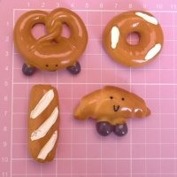 Nouvelles créations : 100 pièces/lot de jolies miniatures de pain de dessin animé, jouets alimentaires pour maison de poupée, embellissements pour coques de téléphone, fournisseur pour fêtes et événements.