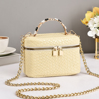 Nouveau Sac à Main Tressé pour Femme avec Poignée Perles et Bandoulière Chaîne, Petit Sac Bandoulière de Luxe en Cuir PU, Tendance Décontractée pour le Shopping, Vente en Gros