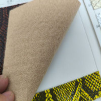 Tissu en similicuir PU animal crocodile brillant enduit de film gaufré pour la fabrication de ceinture de sac de chaussures avec support en coton imité