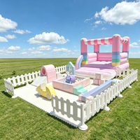 Ensemble de jeux d'intérieur moderne rose avec structure d'escalade et piscine à balles, et château gonflable pour la location lors de fêtes d'enfants