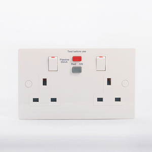 Ổ Cắm Điện Chuyển Mạch Ngoài Trời Hai Lớp Chống Thời Tiết Tiêu Chuẩn Vương Quốc Anh Với Chốt RCD, Xếp Hạng IP66 - Product Image 2