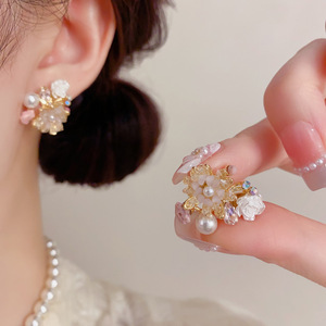 Boucles d'oreilles Resoul plaquées or 18 carats, motif fleurs, <span class=keywords><strong>perles</strong></span> et résine, pendantes, pour femme, vente en gros - Product Image 3