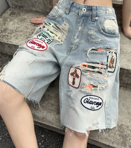 Shorts décontractés anti-plis imperméables à bords effilochés et coupe droite ample pour hommes et femmes, avec détails déchirés et effet badge. - Product Image 2