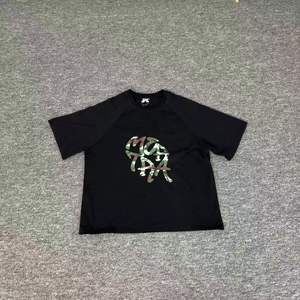 Camiseta de manga corta Mertra con estampado de letras de marca de moda, estilo minimalista y versátil, tendencia de camuflaje para el verano. - Product Image 3