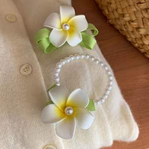 Qianjin <span class=keywords><strong>Seaside</strong></span> Flower Accesorios para el cabello Set Plumeria Horquilla Anillo para el cabello Tocado Clip lateral para niñas Flequillo Frente Peinado - Product Image 3