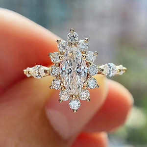 Anello a Forma di Fiore Marquise, Design Creativo per Donne - Product Image 3