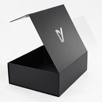 Boîtes d'emballage en papier de carton pliables magnétiques noires de luxe personnalisées pour sous-vêtements chaussettes vêtements chapeau avec logo UV