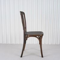 Chaise de salle à manger empilable en PP avec dossier à vis et structure en résine imperméable pour location événementielle et mariages en extérieur