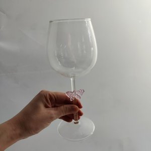 Venta al por mayor de copas de <span class=keywords><strong>vino</strong></span> de cóctel de lujo hechas a mano personalizadas encantadoras diseño de mariposa rosa para bebidas hoteles o regalos - Product Image 3