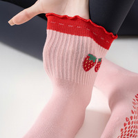 Service OEM/ODM Chaussettes de Pilates antidérapantes pour femmes en coton, avec revers à volants, motif fraise, cerise, cœur, chaussettes de yoga avec grip, 3 paires