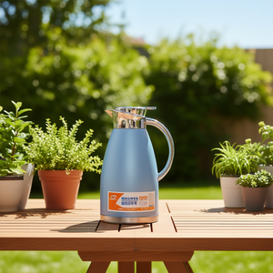 Botella térmica aislada de acero inoxidable azul de 1.8L para bebidas frías y calientes, uso en viajes, diseño moderno. - Product Image 2