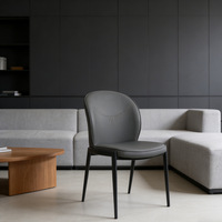Chaise de salle à manger moderne en cuir beige avec structure en métal noir, dossier incurvé ergonomique pour la maison, le restaurant, l'hôtel