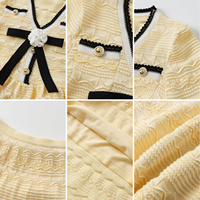 Ensemble deux pièces élégant en tricot contrasté pour femme, col en V, manches évasées, jupe courte à volants avec décor camélia