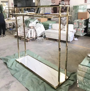Présentoir de Détail Doré en Métal et Bois <span class=keywords><strong>pour</strong></span> Magasin de Vêtements, <span class=keywords><strong>Meuble</strong></span> en Acier et Bois avec Surface Polie, Emballé en Carton - Product Image 4