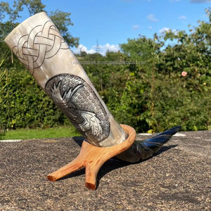 Auténtico Cuerno Vikingo para Beber - Cuerno de Buey Natural Hecho a Mano con Soporte de Metal y Correa de Cuero para Venta al por Mayor - Product Image 1