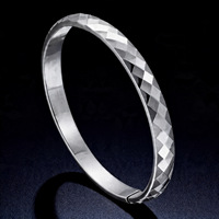 Gelang Wanita Berbentuk Hati dengan Desain Bunga Semanggi dan Tanda Plus, Berlapis Emas 18k dan Bertabur Zirkonia Kubik.