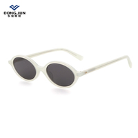 Lunettes de soleil ovales en acétate de couleur avancée, style rétro, confortables à porter.