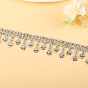 Borla de Plástico con Pedrería de 3 cm, Accesorios para <span class=keywords><strong>Disfraces</strong></span> de Carnaval, Adorno de Flecos con Pedrería Transparente AB - Product Image 3