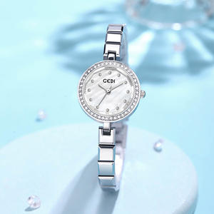 Montre vintage de luxe légère pour femmes montre-bracelet de petit tempérament incrustée de diamants exquis montre à quartz pour femmes - Product Image 3