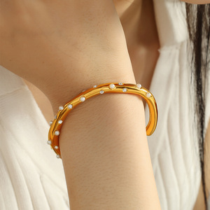 สร้อยข้อมือมุก ชุบทอง 18K สแตนเลสสตีล ประดับมุกเทียม รูปทรงไม่สม่ำเสมอ ใส่ได้ทุกวัน สำหรับทุกเพศ - Product Image 4