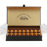 Maßgefertigte Luxus-Geschenkbox für Schokoladentrüffel mit Schwarz-Gold-Folienprägung, Magnetverschluss, Bandgriff und Goldeinsatz