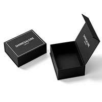 Boîte cadeau rigide pliable à clapet haut de gamme avec logo blanc imprimé en relief, emballage personnalisé de luxe