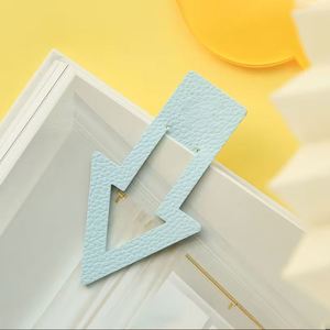 Marcapáginas Promocionales de Cuero PU con Diseño de Flecha y Clip Móvil Preciso - Regalo de Bienvenida Moderno con Grabado en Relieve para Amantes de los Libros - Product Image 2