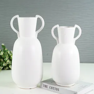 Art moderne articles de décoration pour la maison artisanat mat porcelaine vases blancs ornements vase en céramique pour fleurs décor à la maison européenne