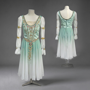 Costume de ballet professionnel, robe de ballet en mousseline verte, ornée de strass faits à la main, tutu romantique pour le pas de toréon - Product Image 1