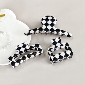 Pinza de Pelo Cuadrada de PVC con Diseño de Tablero de Ajedrez Blanco y Negro, Accesorio de Primavera, Éxito de Ventas Transfronterizo - Product Image 2