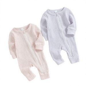1 pièce Combinaison unisexe en coton pour l'automne, motif uni, manches à volants, en tissu gaufré, avec fermeture auto-agrippante, pour nourrissons et tout-petits - Product Image 3