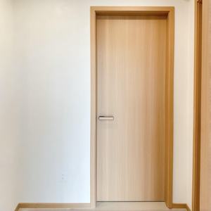 Porta Interna Personalizada em Carvalho Branco com Folheado Natural Cortado em Rift, Núcleo <span class=keywords><strong>S</strong></span>ólido, Acabamento em Cor e Dobradiça Oculta com Fechadura Magnética - Product Image 5