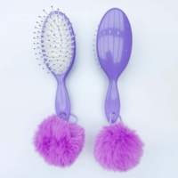 Petite brosse à peigner pour enfants de couleur bonbon. Bienvenue à personnaliser votre propre couleur unique.