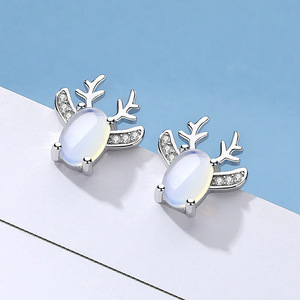 Orecchini a perno con corna di cervo, graziosi gioielli natalizi per donna, da indossare tutti i giorni, per feste, idea regalo - Product Image 1