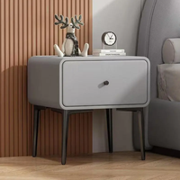 Table de chevet moderne italienne de luxe en bois massif avec cadre en cuir PU, chargeur sans fil intelligent, deux tiroirs, pieds en métal pour chambre à coucher