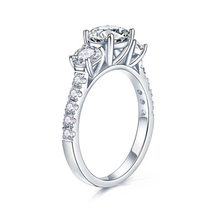 Anillo de Compromiso Moderno para Mujer, con Tres Piedras Redondas de Moissanita con Corte Brillante, Engaste de Plata 925, Bañado en Plata Sólida, en Oferta - Product Image 2