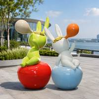 Sculpture de lapin mignon d'anime personnalisée, avec lunettes en forme de cœur, décoration interactive extérieure en fibre de verre écologique pour l'art public