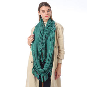 Vente en gros Écharpe d'hiver unisexe à frange et à pompon pour femmes, <span class=keywords><strong>tricot</strong></span> confortable, câble, boucle infini-Couleur unie - Product Image 3