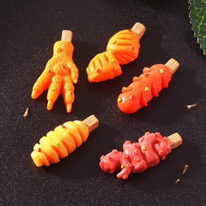 Venta al por mayor de pinchos pequeños micropaisaje de resina de escritorio pequeño ornamento simulación de perro caliente alas a la parrilla brochetas de maíz ornamento - Product Image 4