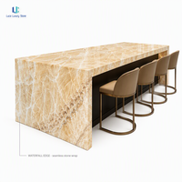 Comptoir en onyx rouge translucide Luca |   Table de réception Dragon Jade Vein Island, polie et rétroéclairée, pour villa de luxe, sur mesure